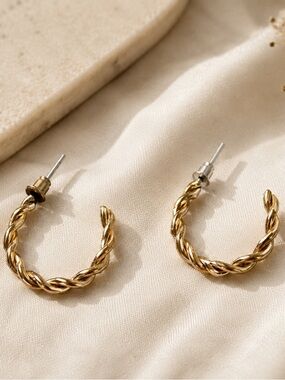 Twist hoop earrings